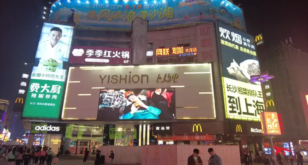 走訪長(zhǎng)沙、重慶等地后，我總結(jié)出一套做燈箱廣告牌“吸金術(shù)”